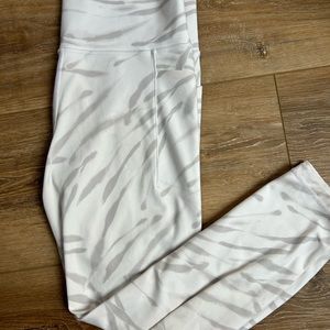 Athleta salutation 7/8 legging size M